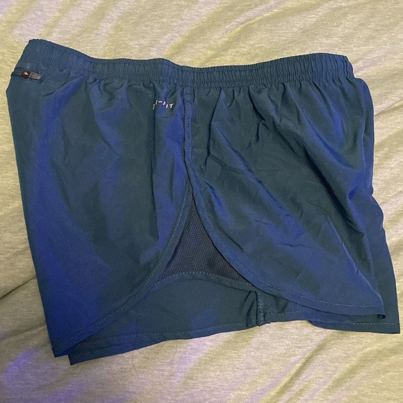 Nike running shorts - Picture 3 of 7